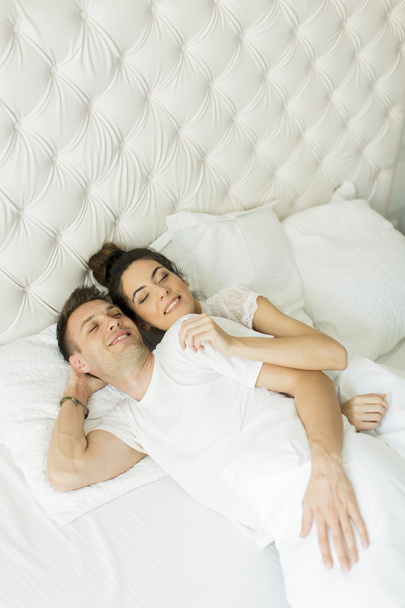 Mladý pár v posteli - Fotografie, Obrázek