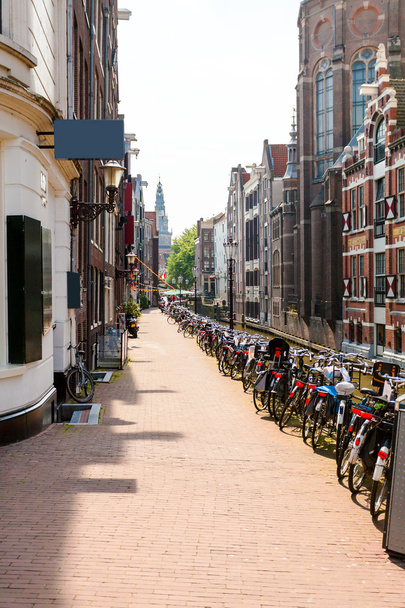 Calle con casas típicas holandesas y bicicletas en Amsterdam
. - Foto, Imagen