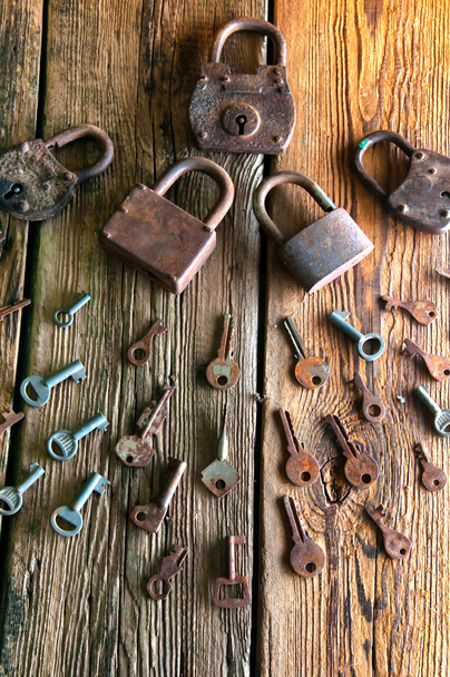 Oude roestige hangslot en sleutels op houten achtergrond - Foto, afbeelding
