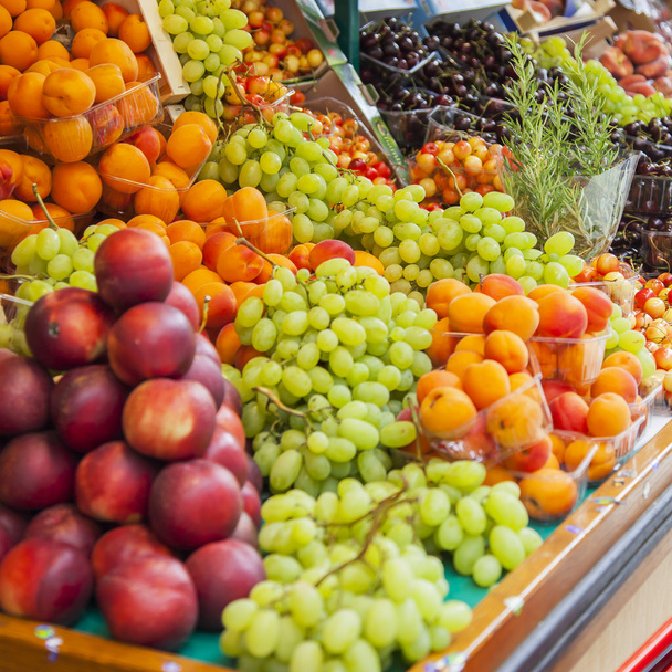 Tasty ripe fruit on a counter of shop - Fotoğraf, Görsel