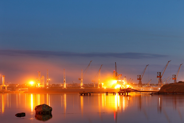Petrolero en el puerto. Puerto por la noche
 - Foto, imagen