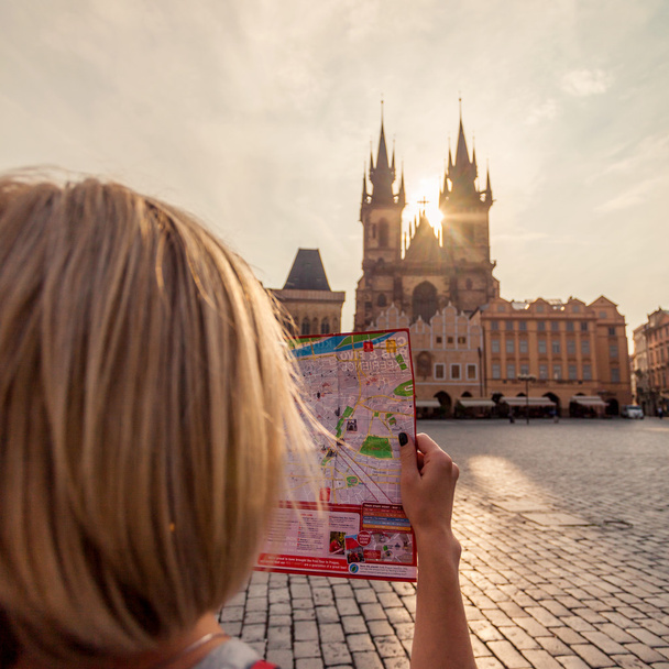 Beautiful young girl in Prague looks at the city map. - Fotoğraf, Görsel