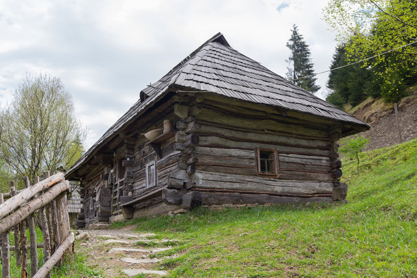 Antigua casa de madera campesina ucraniana. Kolochava, Ucrania
 - Foto, Imagen