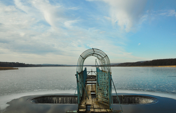 奇妙な橋の上凍結湖 - 写真・画像