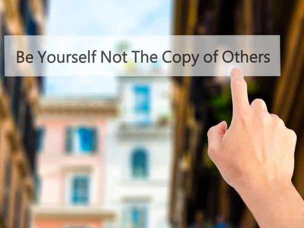 Ser usted mismo no la copia de los demás - Mano presionando un botón en b
 - Foto, Imagen