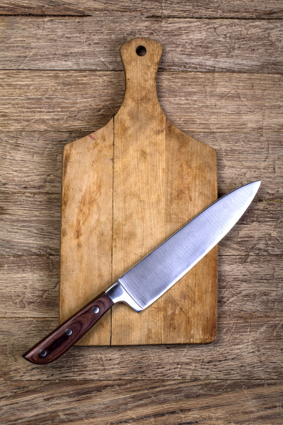Üres vágódeszka egy késsel - Fotó, kép