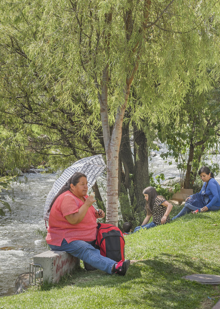 People at Park in Cuenca Ecuador - Foto, imagen
