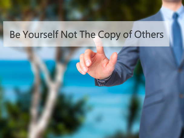 Légy önmagad nem a másol-ból másikak - üzletember keze sürgető b - Fotó, kép