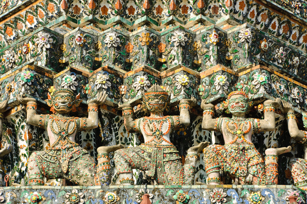 Thaimaan jättiläinen patsaat
 - Valokuva, kuva