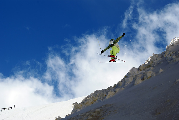 narciarz skacze - Zdjęcie, obraz