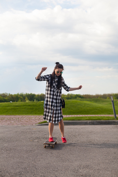 The woman is skating - 写真・画像
