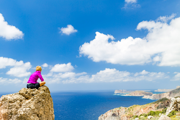 Nő mászó vagy futó győztes élet cél sikerre a tetején - Fotó, kép