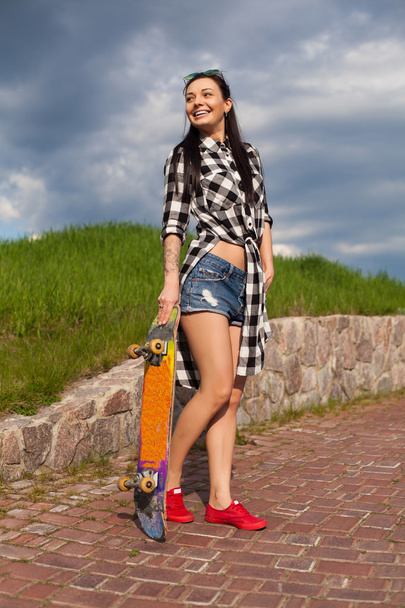 The woman stands with a skate - Foto, Imagem