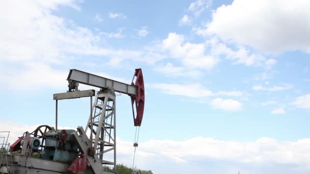 the oil pump is pumping oil. Cloudy sky. - Footage, Video