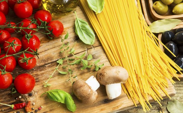 Spaghetti pasta with italian ingredients - Photo, Image