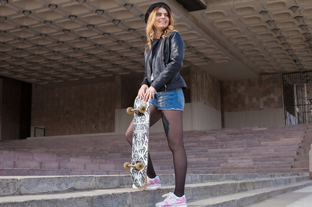 スケート ボードの女の子 - 写真・画像