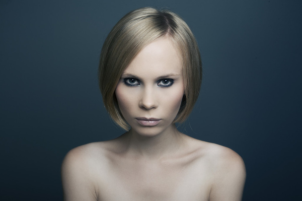 Beautiful woman with a beautiful modern makeup - Fotografie, Obrázek