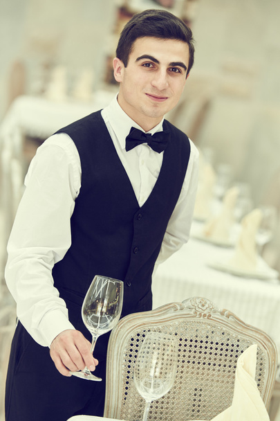 официант, обслуживающий банкетный стол в ресторане
 - Фото, изображение