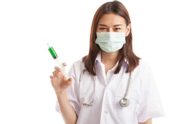 Young Asian female doctor with mask hold syringe. - Foto, imagen