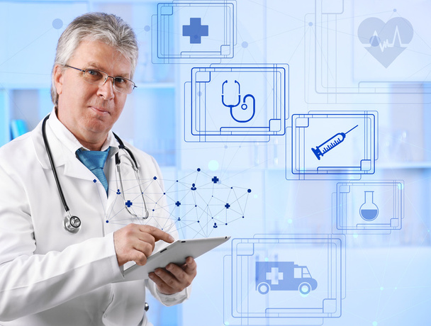 Doctor with digital tablet - Фото, изображение