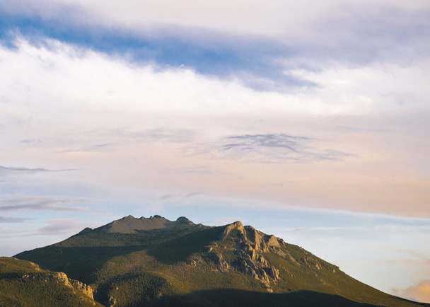 vista de picos de montanha rochosos ao pôr do sol
 - Foto, Imagem