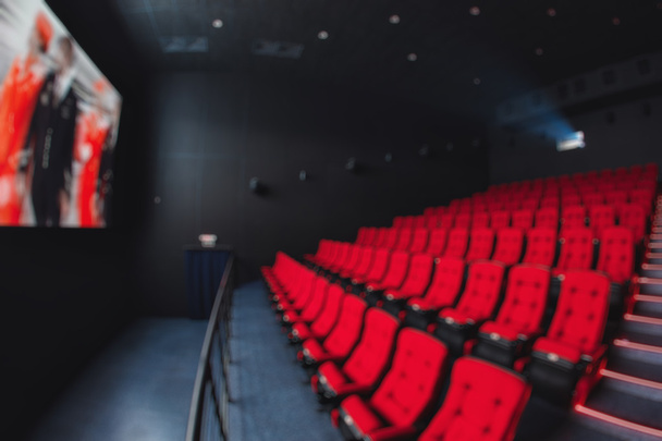 Borrão abstrato Fileiras vazias de teatro vermelho ou assentos de filme. Cadeiras na sala de cinema. Poltrona confortável
 - Foto, Imagem
