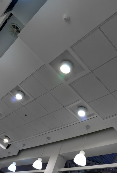 O teto com lâmpadas
 - Foto, Imagem