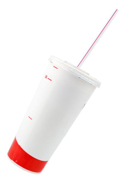 Ένα Κύπελλο μίας χρήσης με άχυρο απομονωμένο σε λευκό. Συμπεριλαμβάνεται η διαδρομή αποκοπής. - Φωτογραφία, εικόνα