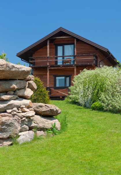 typisches hölzernes Landhaus mit Rasen - Foto, Bild