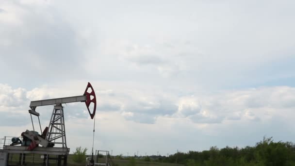 olejové čerpadlo je čerpání ropy. Zamračená obloha. - Záběry, video