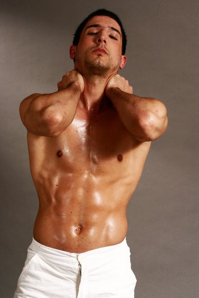 Muscolare macho uomo mostrando il suo perfetto corpo oliato
 - Foto, immagini