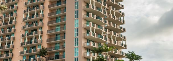 Asuinarkkitehtuuri rikkaille ihmisille kuuluisassa Miami South Beachissä
 - Valokuva, kuva
