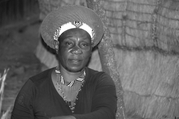 Ενηλίκων αφρικανή γυναίκα στο παραδοσιακό χωριό - Φωτογραφία, εικόνα