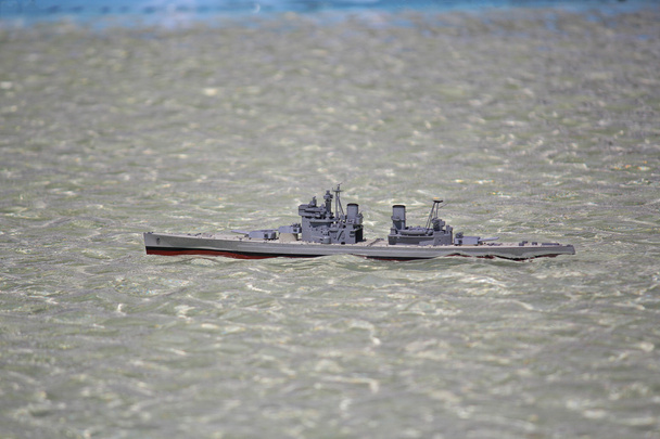 プールでモデル軍艦。船のモデル - 写真・画像