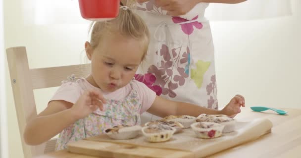 Ребенок заинтересован в сахаре, падающем на кексы
 - Кадры, видео