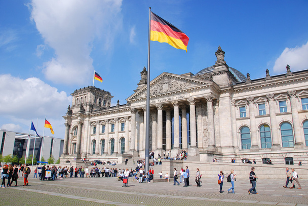 BERLIN, GERMANY - MAY 22: Reichstag, 22 травня 2010, Берлін Німеччина - будівля парламенту Німецької імперії. Відкритий у 1894 році і розмістив парламент до 1933 року, коли він був серйозно пошкоджений.. - Фото, зображення