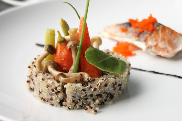 filete de salmón sano con quinua y verduras champiñones zanahorias cebolla espinaca a la carta  - Foto, imagen