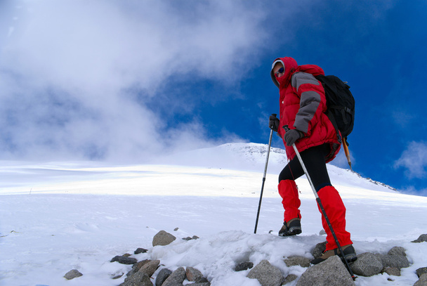 dziewczyna - alpinistów w czerwonej kurtce - Zdjęcie, obraz