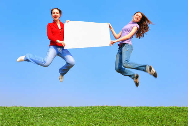 Meninas pulando com folha em branco
 - Foto, Imagem