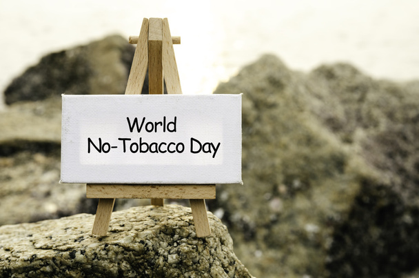 Görüntü kavramı ile beyaz canvas ve şövale üzerinde kelime dünya Hayır tütün gün. - Fotoğraf, Görsel