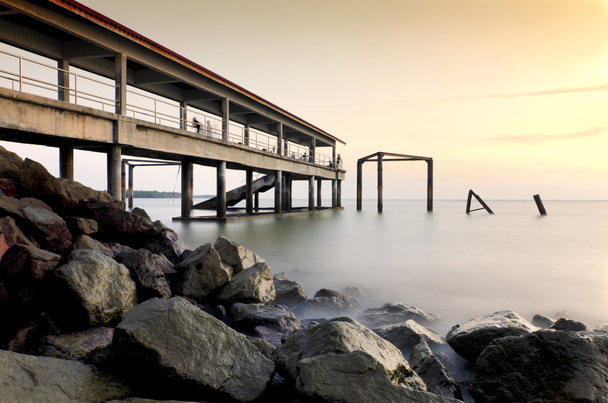 桟橋とビーチでロックして日没時に agical 瞬間 - 写真・画像