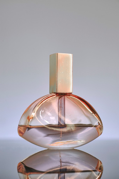 Bouteilles de parfum dames
 - Photo, image