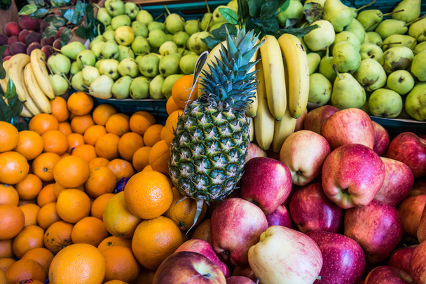 Tropical fruits at the supermarket - Фото, изображение