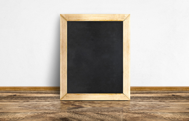 Empty Blackboard leaning at rustic wooden floor and white wall,  - Foto, Bild