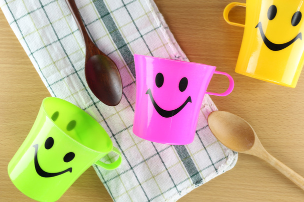 Coloré de tasse avec des symboles souriants
. - Photo, image