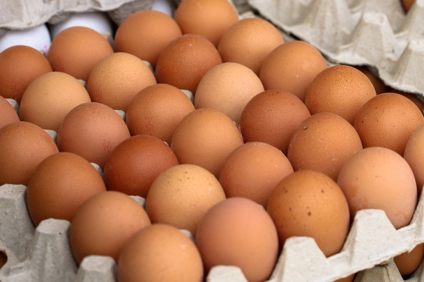 свіже коричневе яйце з ринку
 - Фото, зображення