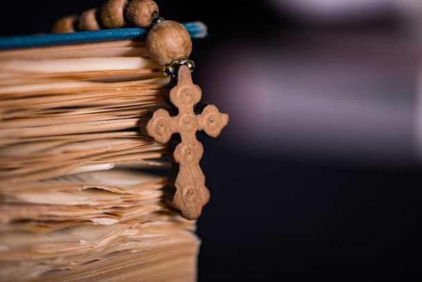 Біблія та хрест у релігійній концепції
 - Фото, зображення