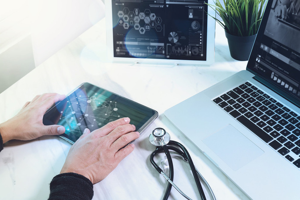 Médico trabajando con tableta digital y ordenador portátil con smar
 - Foto, Imagen