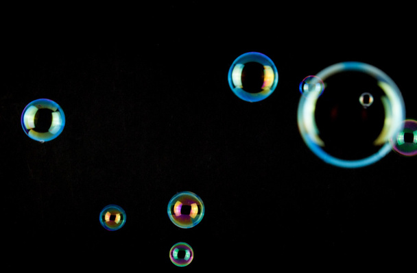 mýdlové bubliny na černém pozadí  - Fotografie, Obrázek