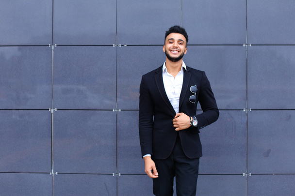 Arabe gars dans le centre d'affaires se tient souriant marche lente
 - Photo, image